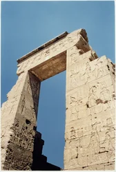 Das Pro-Pylon, oder Nordtor, am Eingang zum Tempel, das einen Pharao zeigt, der Göttern Opfer darbringt, um 125 v. Chr. - 60 n. Chr.